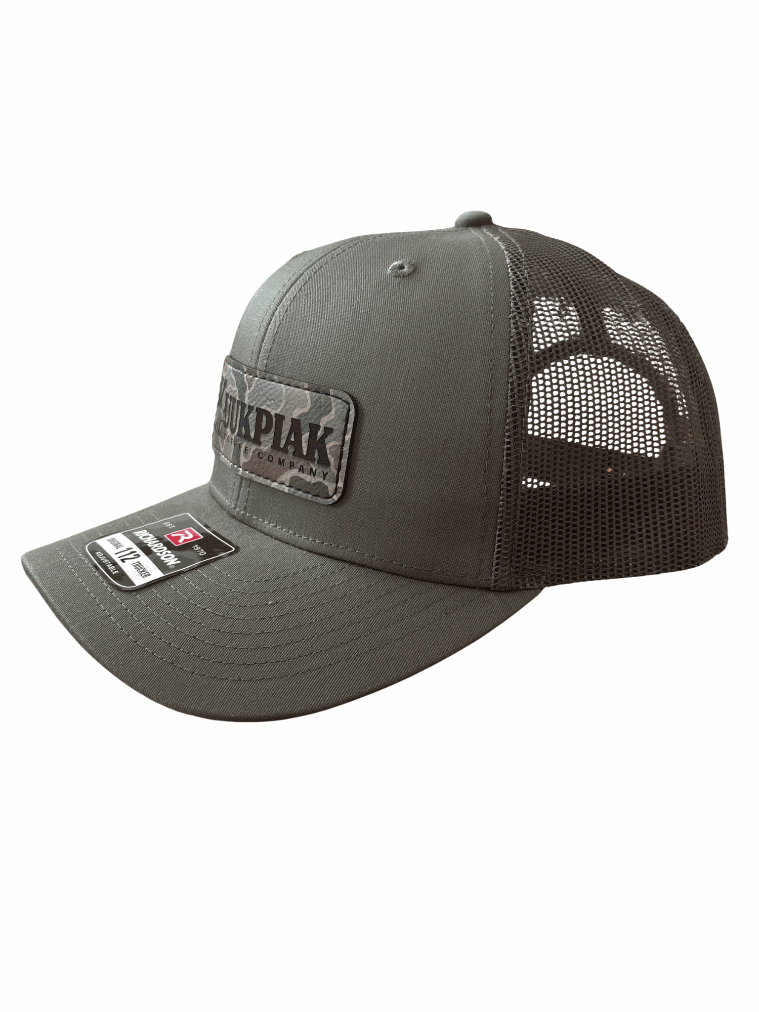 rugged loden trucker hat with breathable mesh and koffie patch